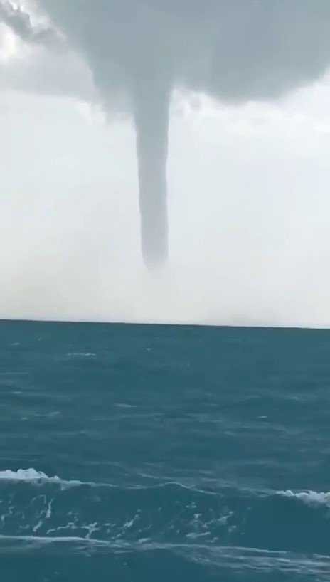 Antalya’da Balıkçılar Dev Hortumu Denizden Görüntüledi