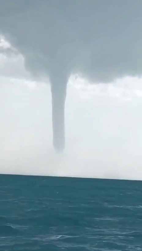 Antalya’da Balıkçılar Dev Hortumu Denizden Görüntüledi
