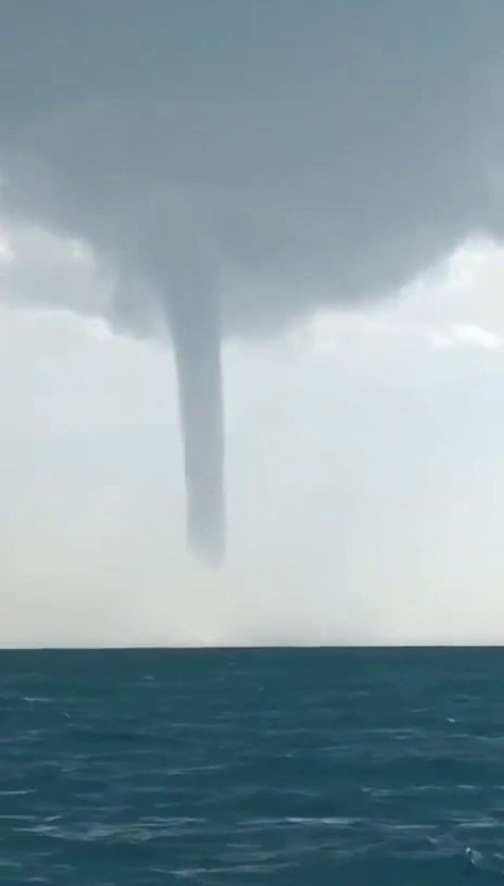 Antalya’da Balıkçılar Dev Hortumu Denizden Görüntüledi
