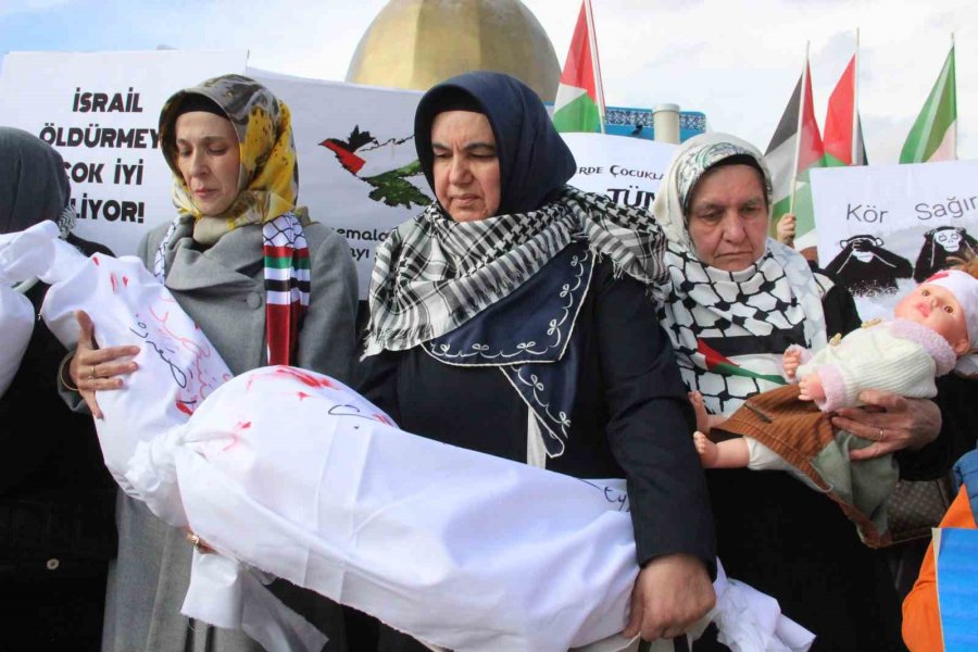 Karaman’da Kadınlardan İsrail’e ’bebek Kefenli’ Protesto