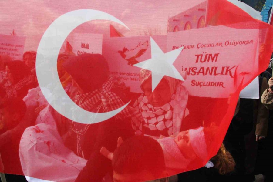 Karaman’da Kadınlardan İsrail’e ’bebek Kefenli’ Protesto