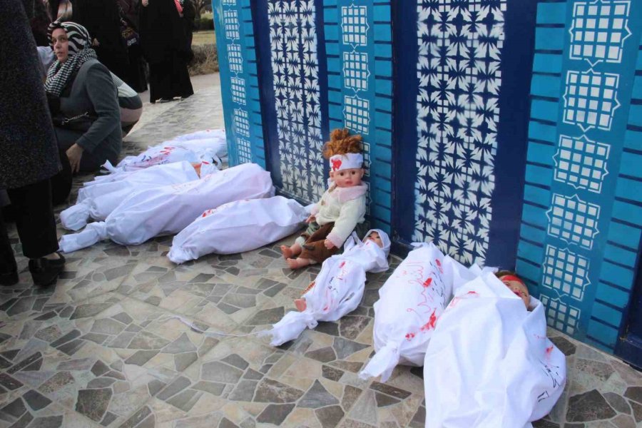 Karaman’da Kadınlardan İsrail’e ’bebek Kefenli’ Protesto