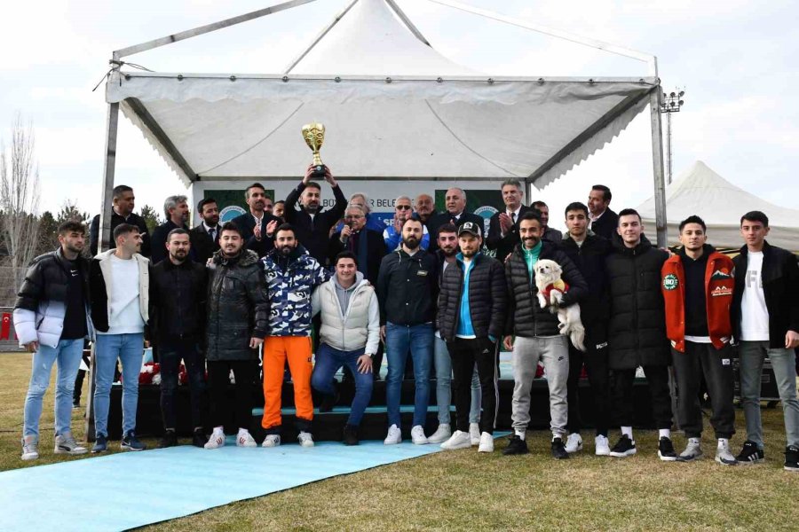 Yahyalıspor Kupasını Aldı