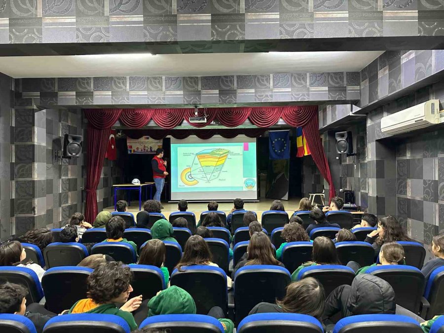 Kemer Belediyesi’nden Okullarda Deprem Farkındalık Eğitimi