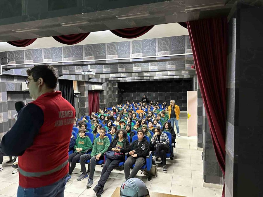 Kemer Belediyesi’nden Okullarda Deprem Farkındalık Eğitimi
