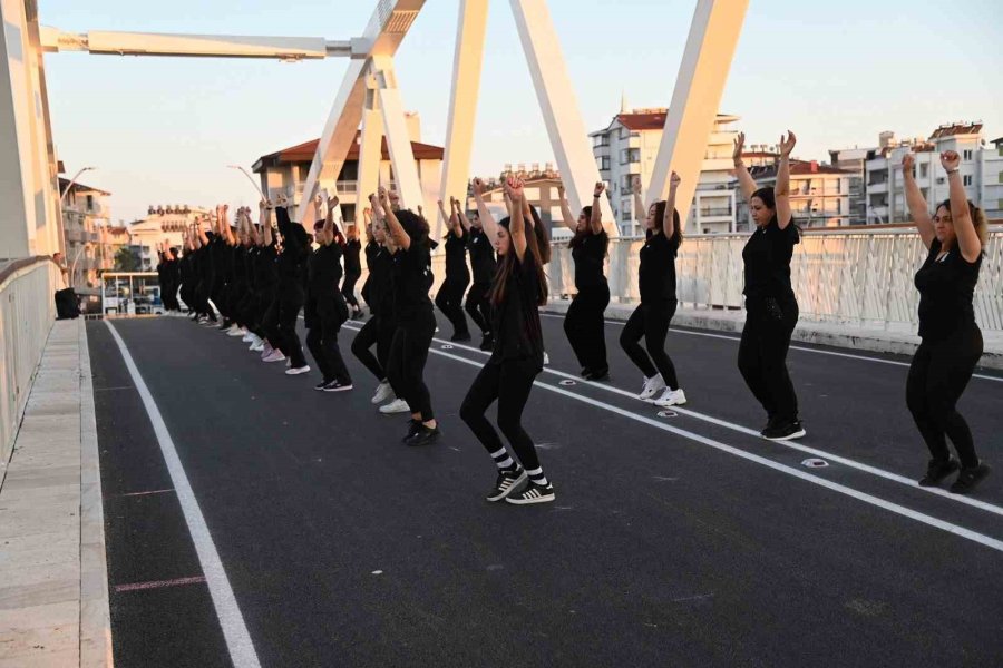 Manavgat Belediyesi’nden Kadınlar Günü’nde Köprü Üstünde Halaylı Kutlama