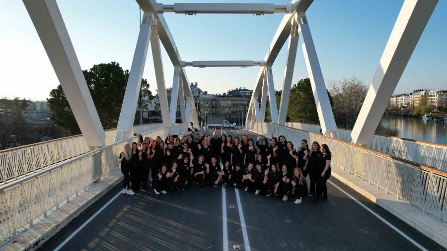 Manavgat Belediyesi’nden Kadınlar Günü’nde Köprü Üstünde Halaylı Kutlama