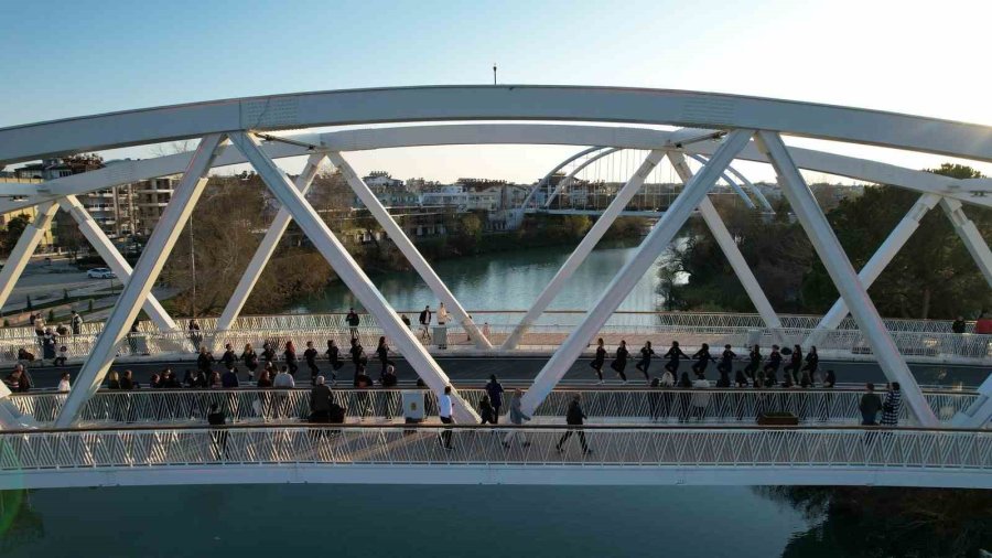 Manavgat Belediyesi’nden Kadınlar Günü’nde Köprü Üstünde Halaylı Kutlama