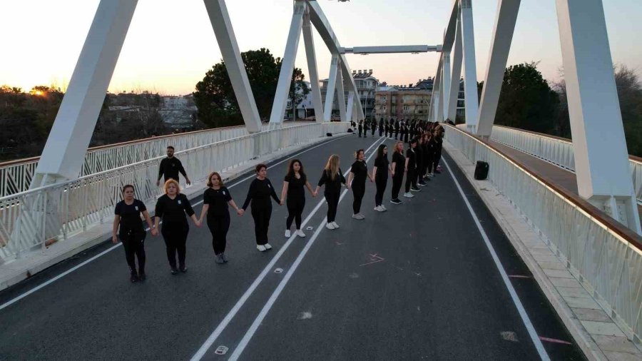 Manavgat Belediyesi’nden Kadınlar Günü’nde Köprü Üstünde Halaylı Kutlama