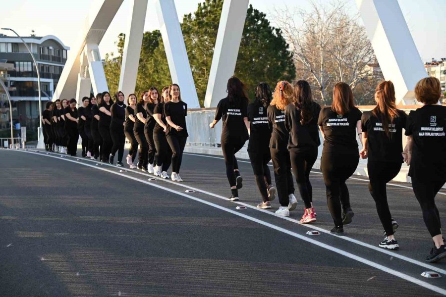 Manavgat Belediyesi’nden Kadınlar Günü’nde Köprü Üstünde Halaylı Kutlama