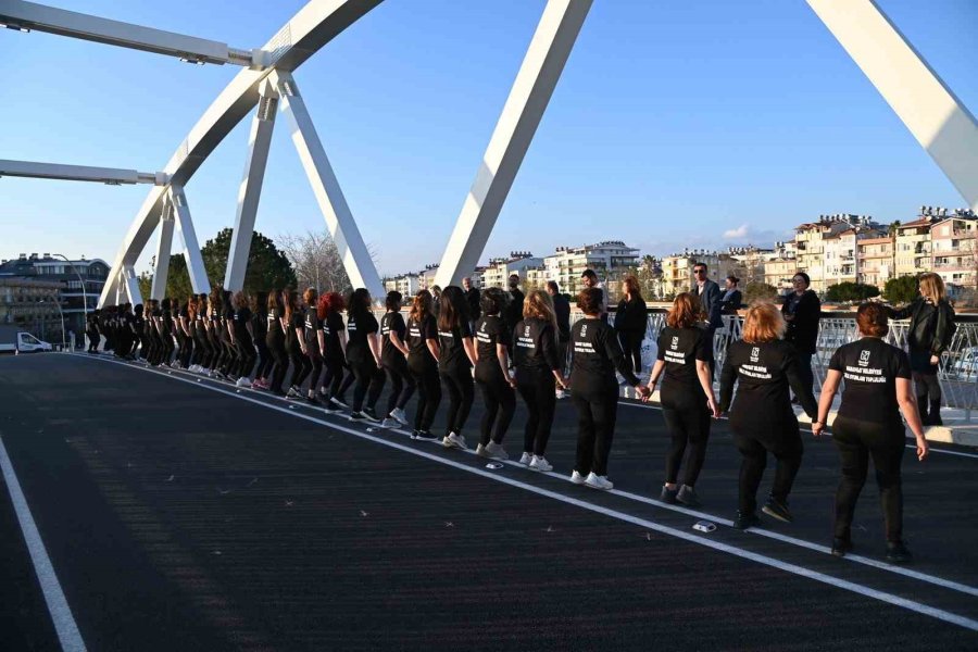 Manavgat Belediyesi’nden Kadınlar Günü’nde Köprü Üstünde Halaylı Kutlama