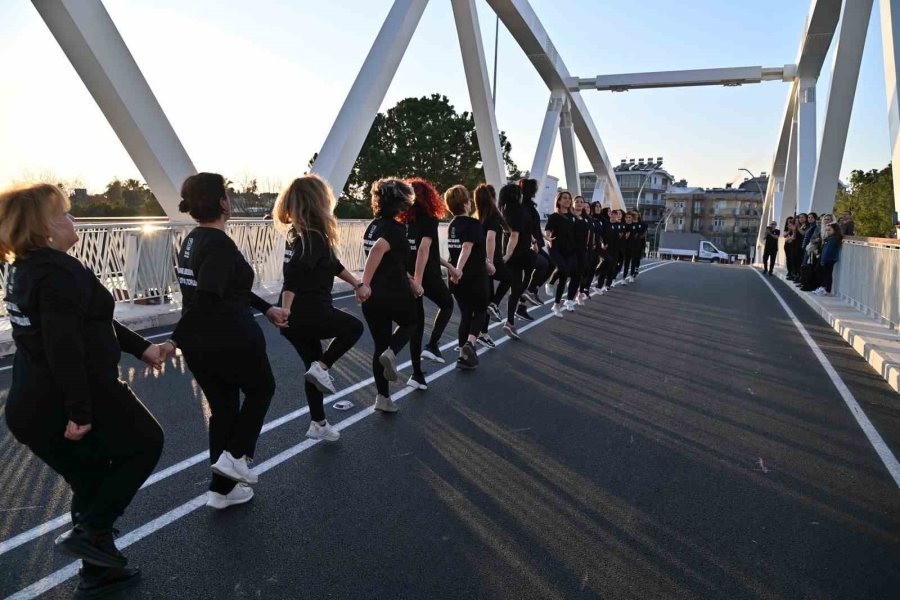 Manavgat Belediyesi’nden Kadınlar Günü’nde Köprü Üstünde Halaylı Kutlama