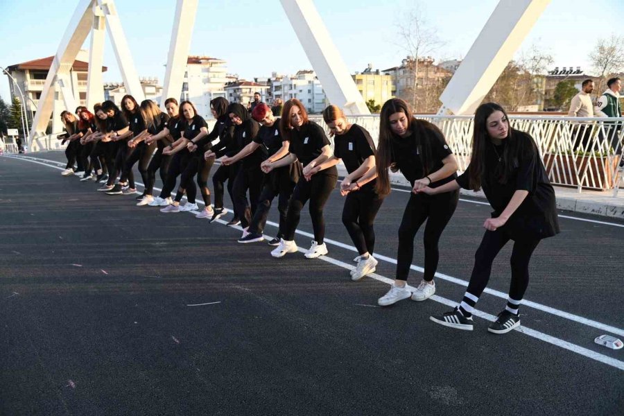 Manavgat Belediyesi’nden Kadınlar Günü’nde Köprü Üstünde Halaylı Kutlama