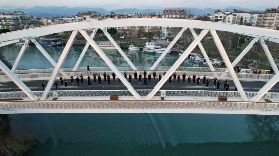 Manavgat Belediyesi’nden Kadınlar Günü’nde Köprü Üstünde Halaylı Kutlama