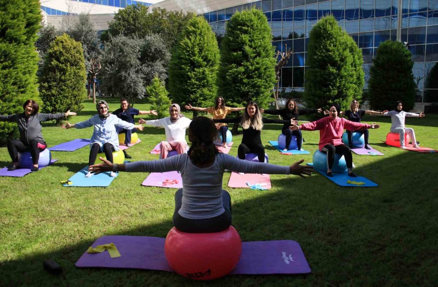 Gebe Kadınlar Hastane Bahçesinde Pilates Yaptı