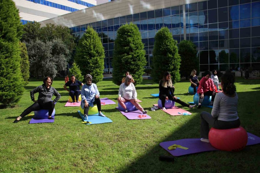 Gebe Kadınlar Hastane Bahçesinde Pilates Yaptı