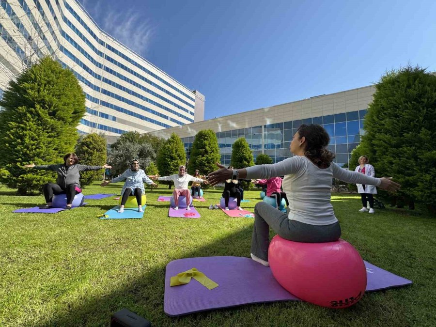 Gebe Kadınlar Hastane Bahçesinde Pilates Yaptı