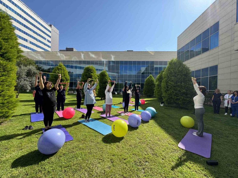 Gebe Kadınlar Hastane Bahçesinde Pilates Yaptı