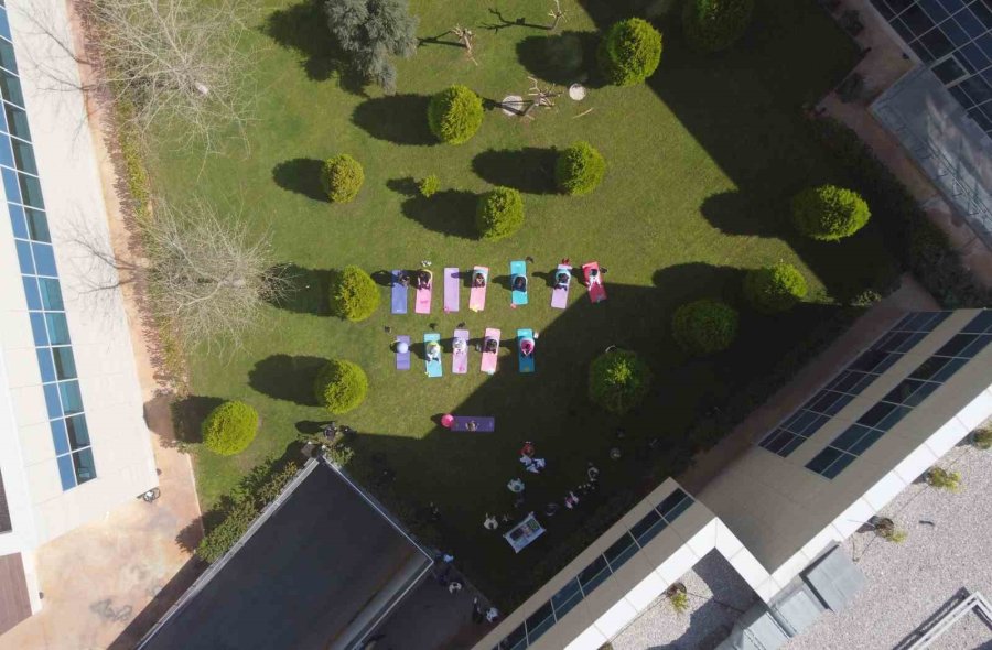 Gebe Kadınlar Hastane Bahçesinde Pilates Yaptı