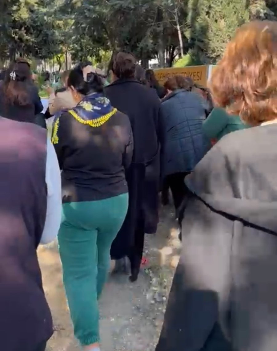 Boşandığı Polis Eşi Tarafından Öldürülen Kadının Tabutunu Kadınlar Taşıdı