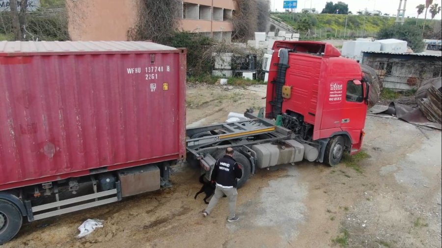 Mobilya Eşyaları Arasında 557 Bin Adet Uyuşturucu Hap Ele Geçirildi