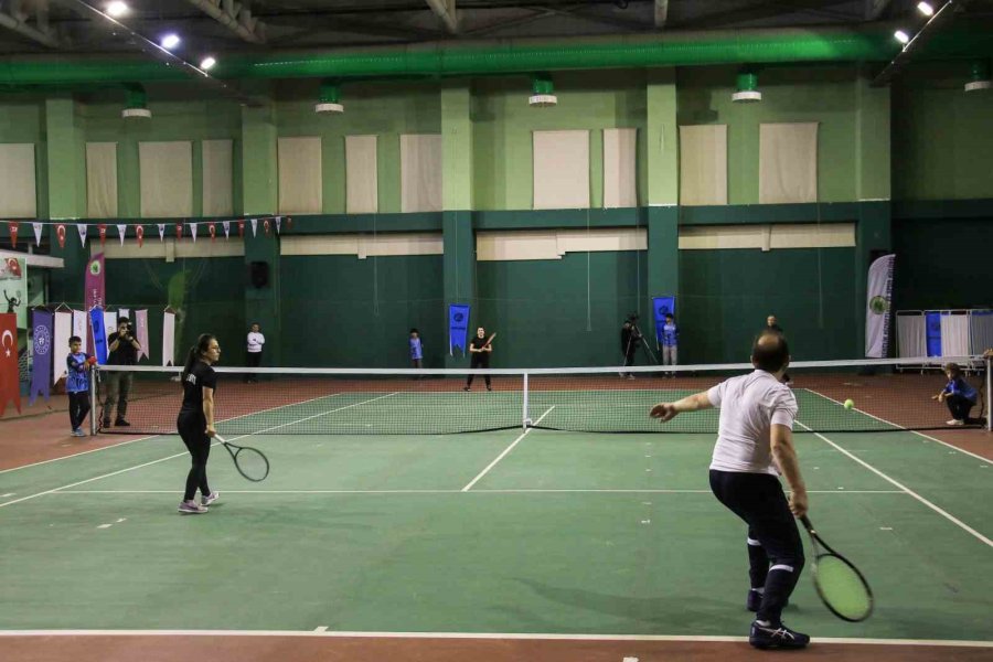 Mersin’de Dünya Kadınlar Günü Çerçevesinde Düzenlenen Tenis Turnuvası Başladı