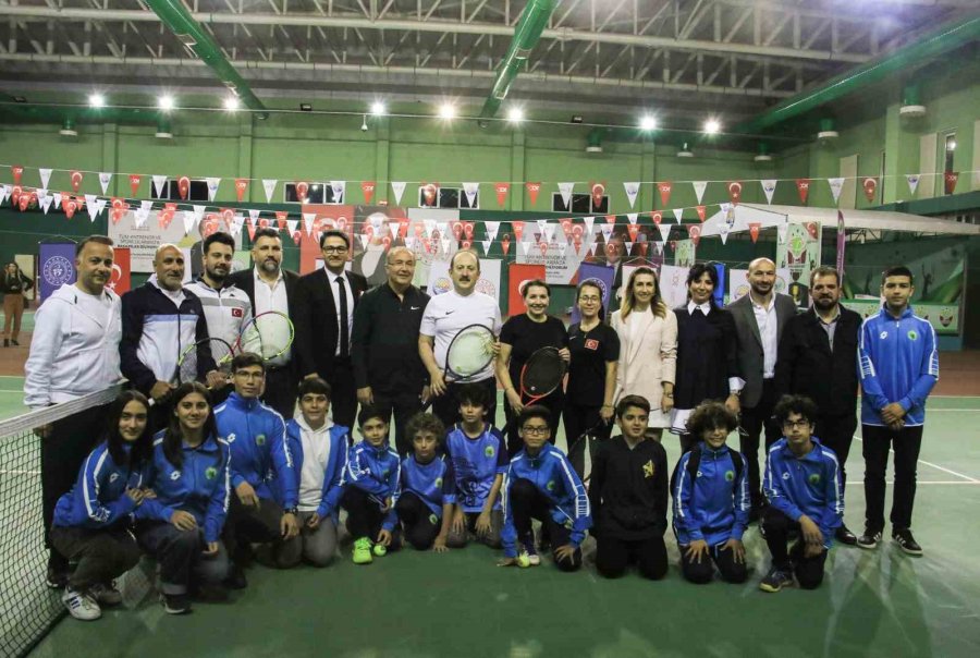 Mersin’de Dünya Kadınlar Günü Çerçevesinde Düzenlenen Tenis Turnuvası Başladı
