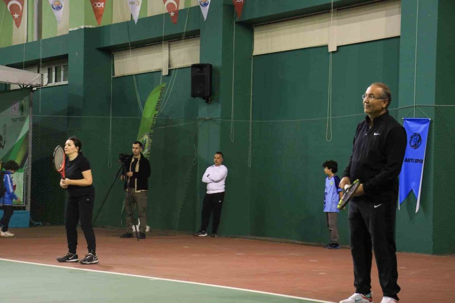 Mersin’de Dünya Kadınlar Günü Çerçevesinde Düzenlenen Tenis Turnuvası Başladı
