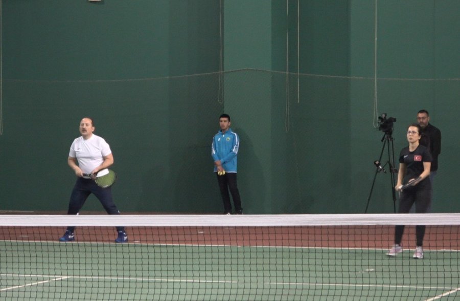 Mersin’de Dünya Kadınlar Günü Çerçevesinde Düzenlenen Tenis Turnuvası Başladı
