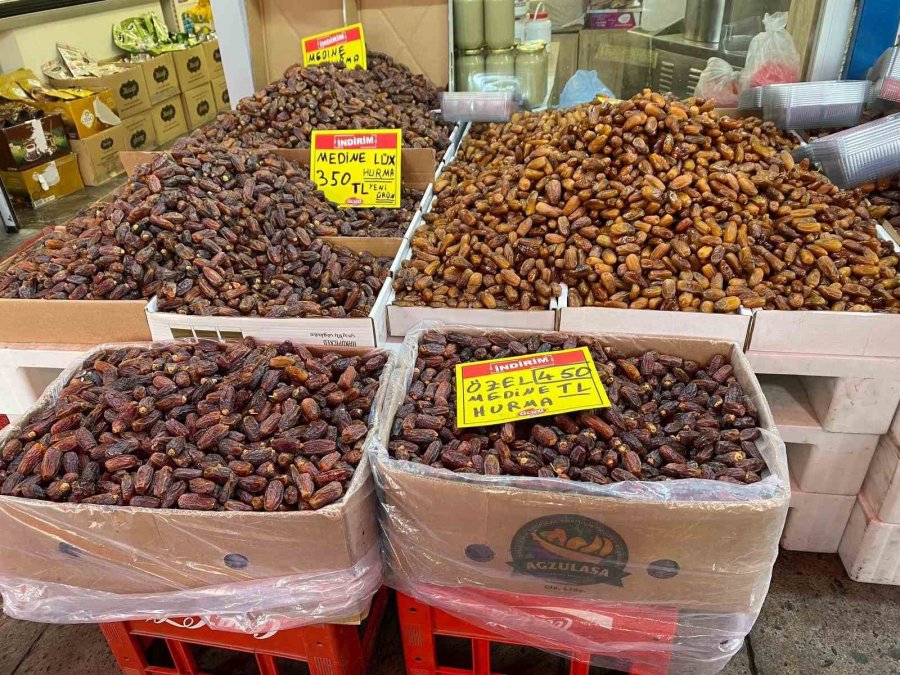 Ramazan’ın Vazgeçilmezi Hurma Tezgahlarda Yerini Aldı