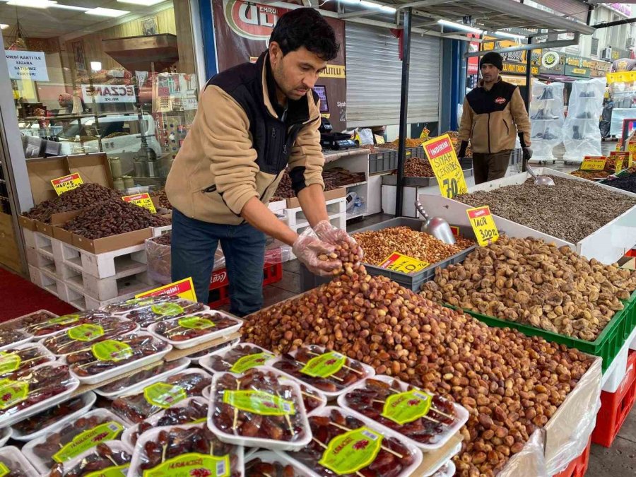 Ramazan’ın Vazgeçilmezi Hurma Tezgahlarda Yerini Aldı