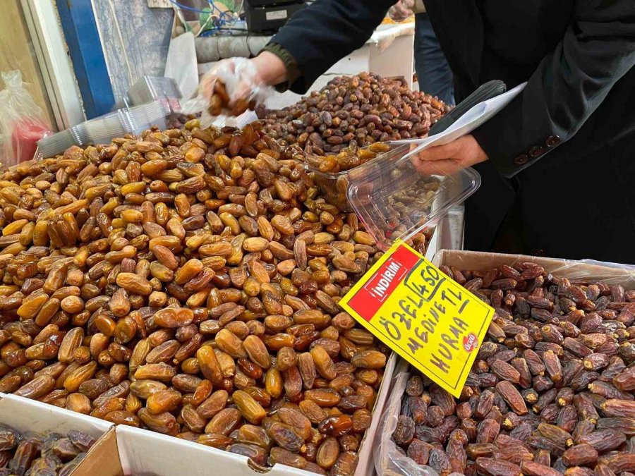 Ramazan’ın Vazgeçilmezi Hurma Tezgahlarda Yerini Aldı