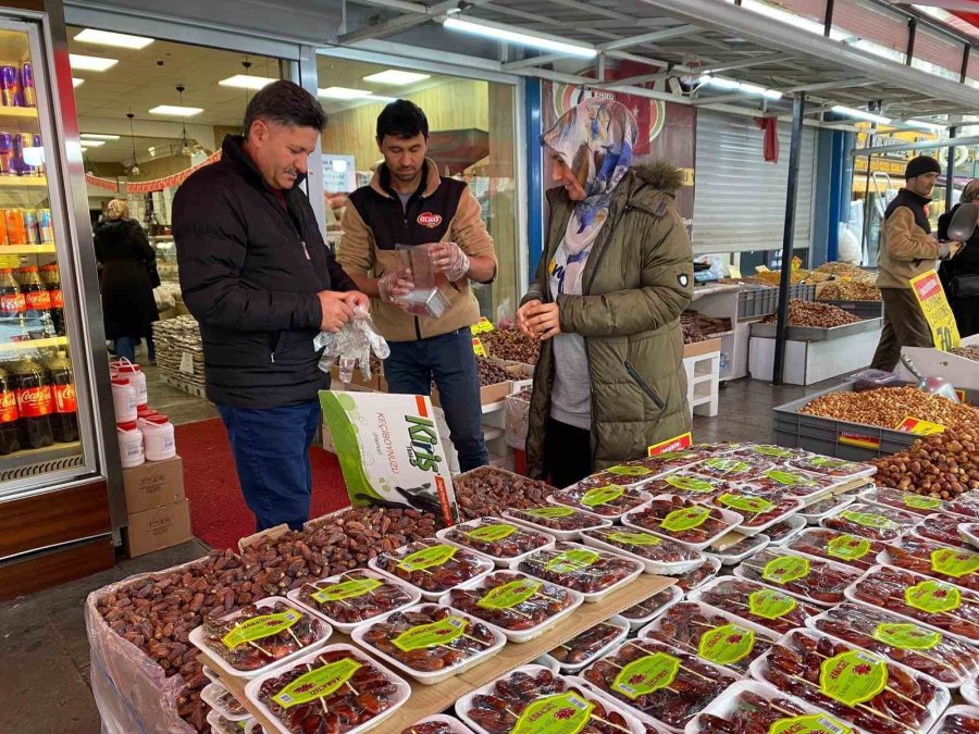 Ramazan’ın Vazgeçilmezi Hurma Tezgahlarda Yerini Aldı