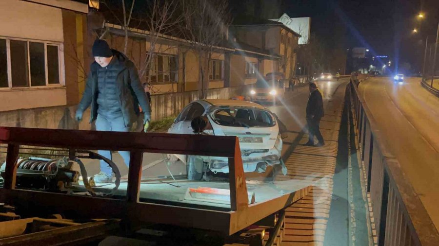 Alkollü Sürücü Aracıyla Duvara Çarptı