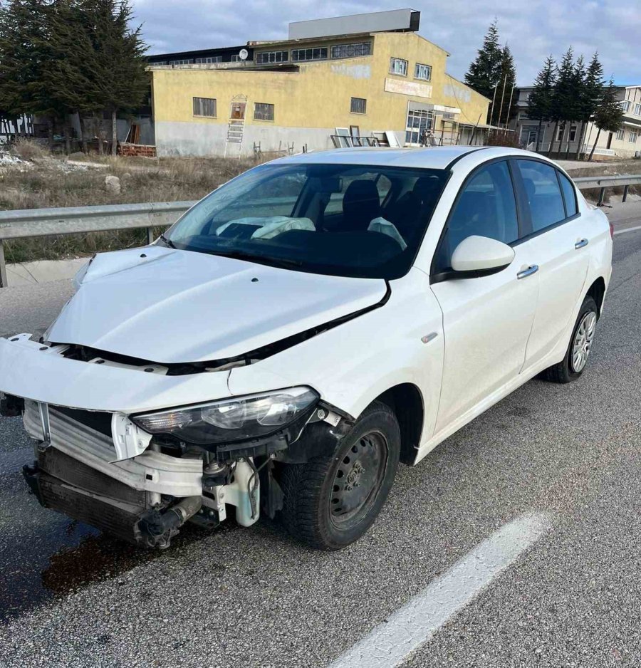 Konya’da Otomobil Bariyere Çarptı: 1 Yaralı