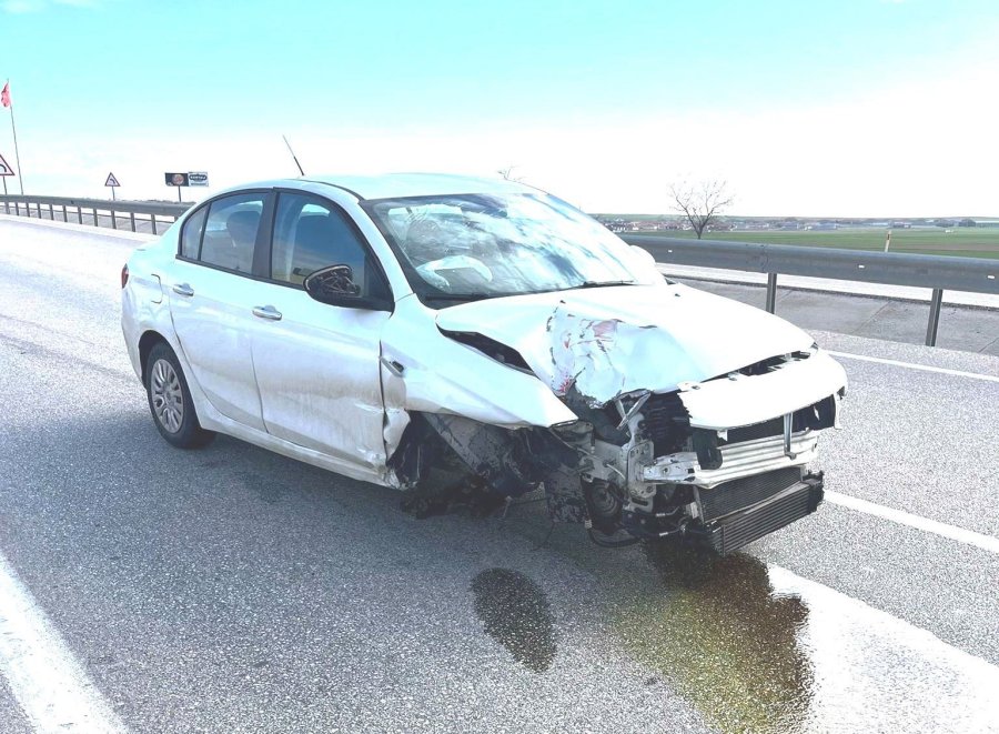 Konya’da Otomobil Bariyere Çarptı: 1 Yaralı