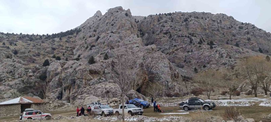Aladağlar’da Kar Kütlesi Altında Kalan Dağcı Hayatını Kaybetti