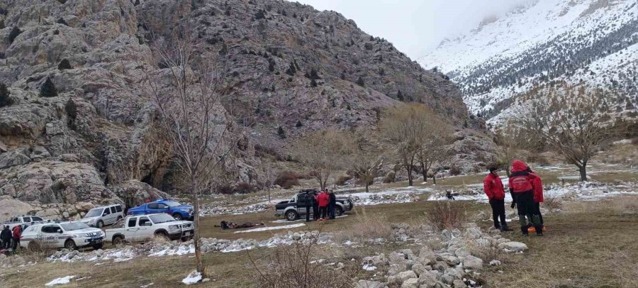 Aladağlar’da Kar Kütlesi Altında Kalan Dağcı Hayatını Kaybetti