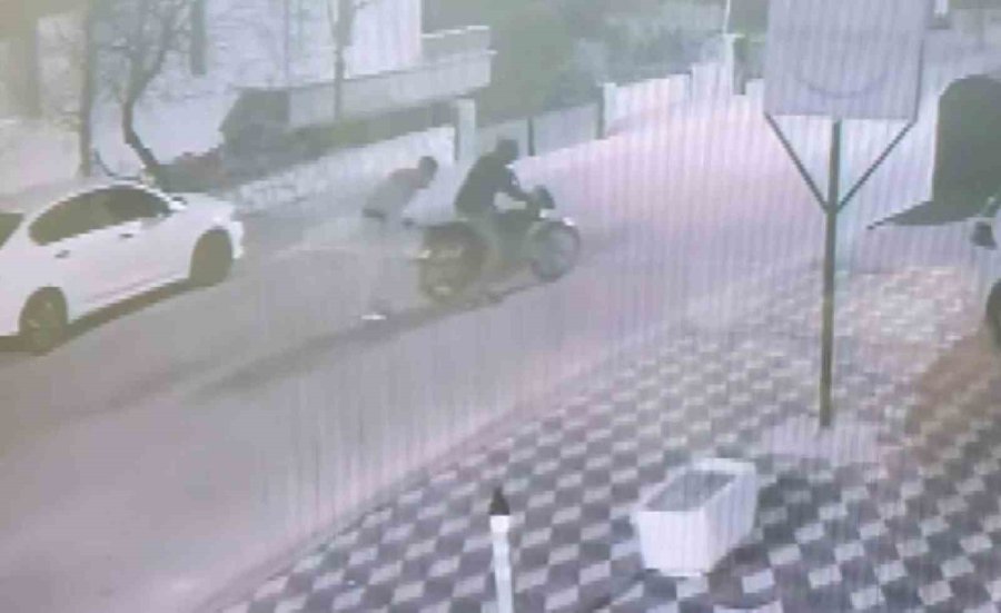 Önce Elini Yıkadı, Sonra Motosikleti Çaldı