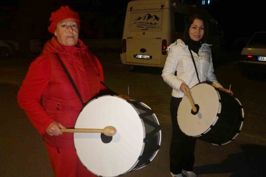 Kadın Davulcular, İlk Sahura Vatandaşları Manilerle Uyandırdı