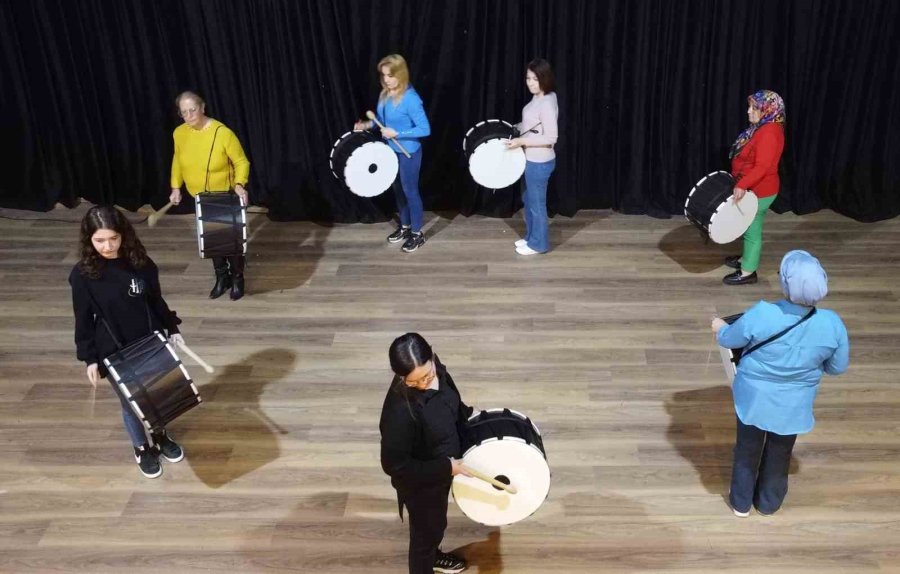 Kadın Davulcular, İlk Sahura Vatandaşları Manilerle Uyandırdı