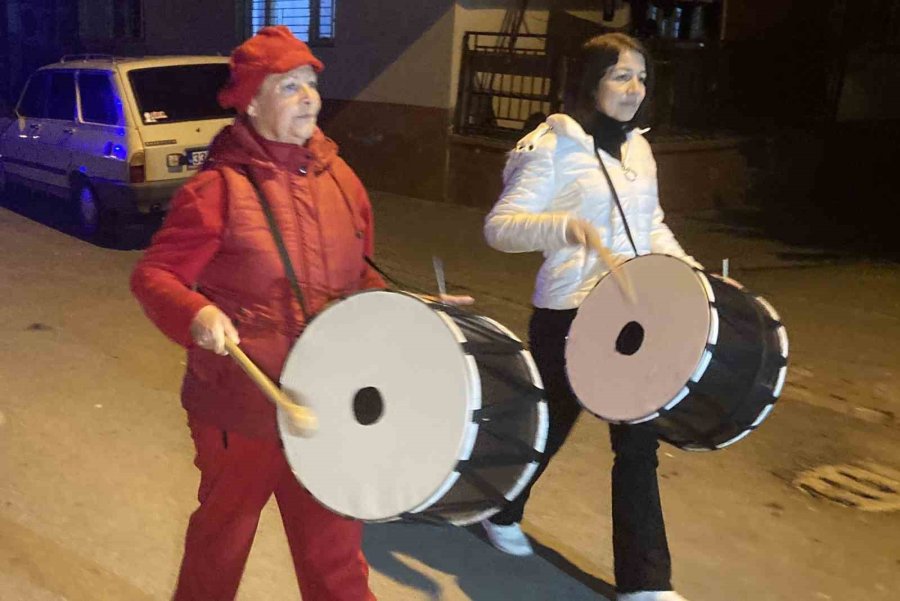 Kadın Davulcular, İlk Sahura Vatandaşları Manilerle Uyandırdı