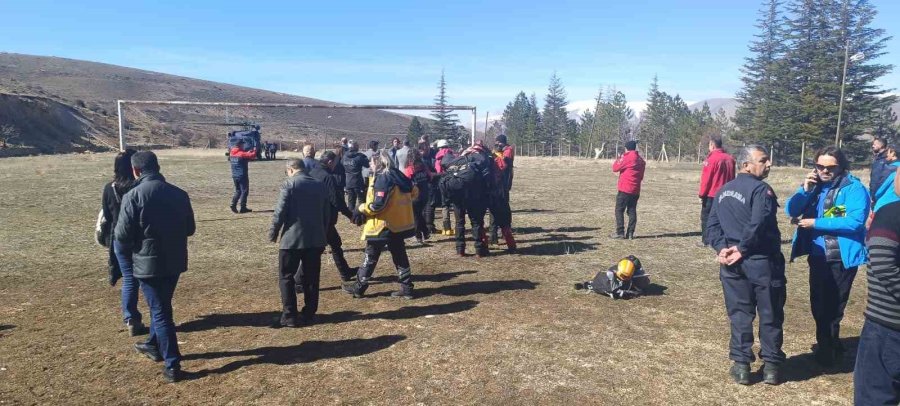 Niğde’de Kar Kütlesi Altında Kalan Dağcının Cesedi Helikopterle Alındı