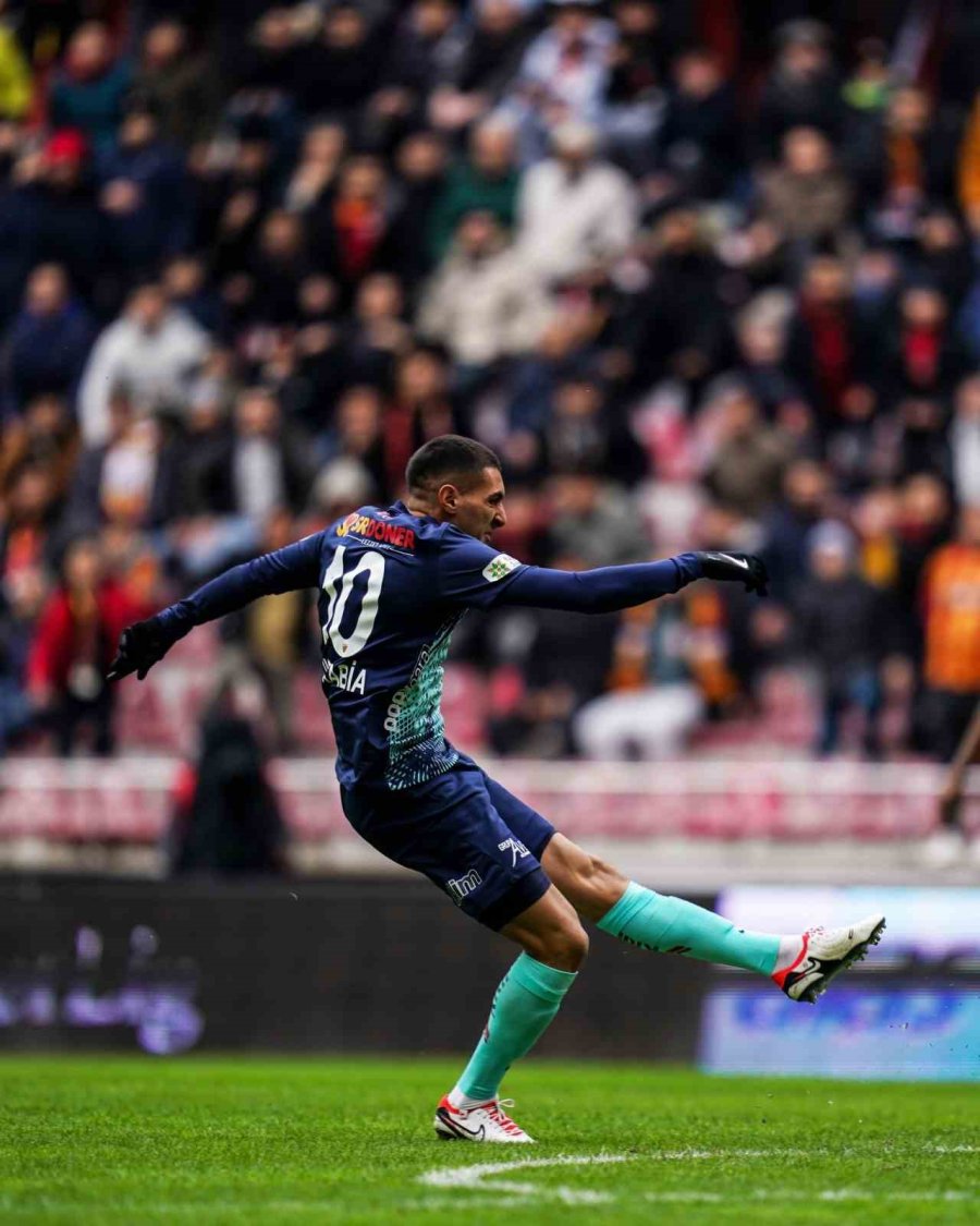 Mehdi Bourabia İlk Golünü Attı