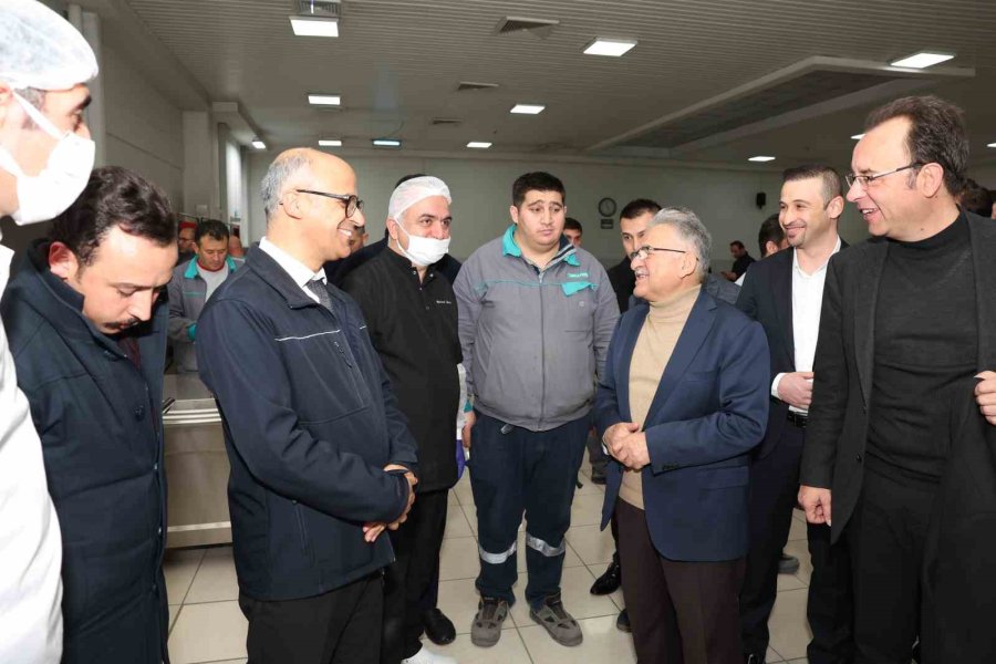 Başkan Büyükkılıç, İşçilerle Birlikte Sahur Yaptı