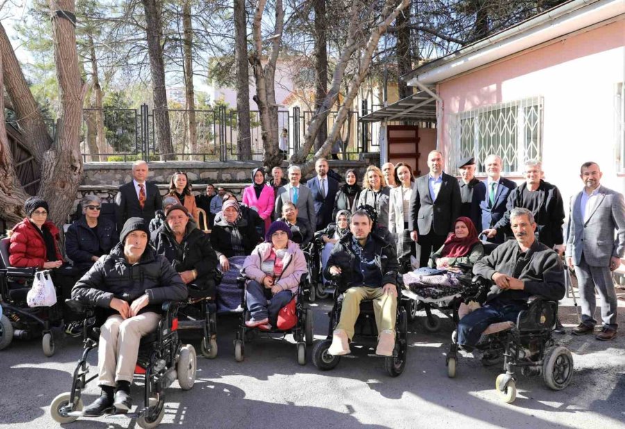 Niğde’de Hayırseverler Tarafından 20 Engelliye Akülü Araba Hediye Edildi