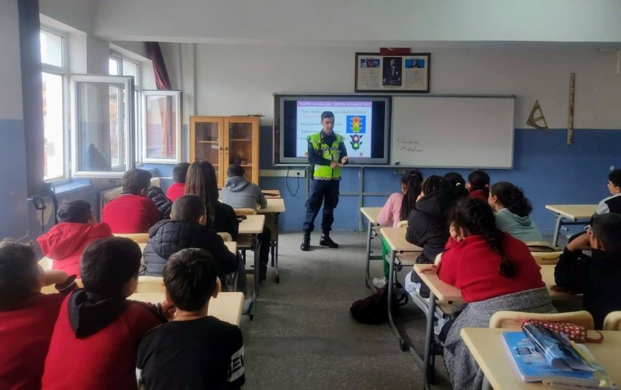 Trafik Jandarmasından Öğrencilere Trafik Eğitimi