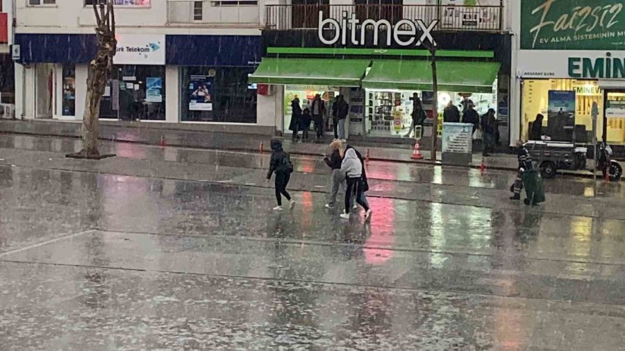 Aksaray’da Sağanak Ve Dolu Etkili Oldu