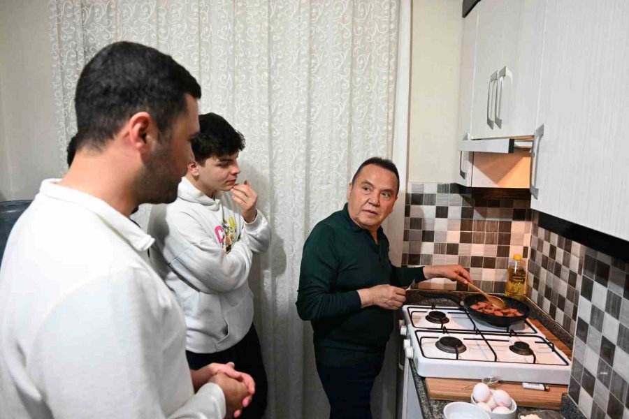 Başkan Böcek Sahurunu Öğrencilerle Yaptı