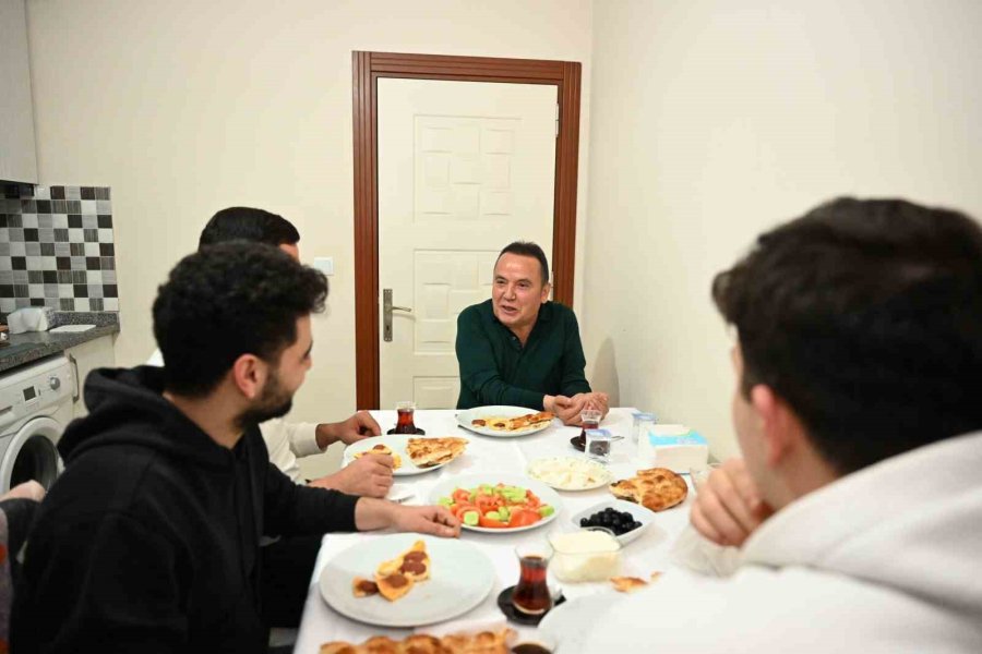 Başkan Böcek Sahurunu Öğrencilerle Yaptı